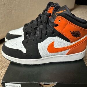 Air Jordan 1 Mid (Grade School) Black/Starfish/White